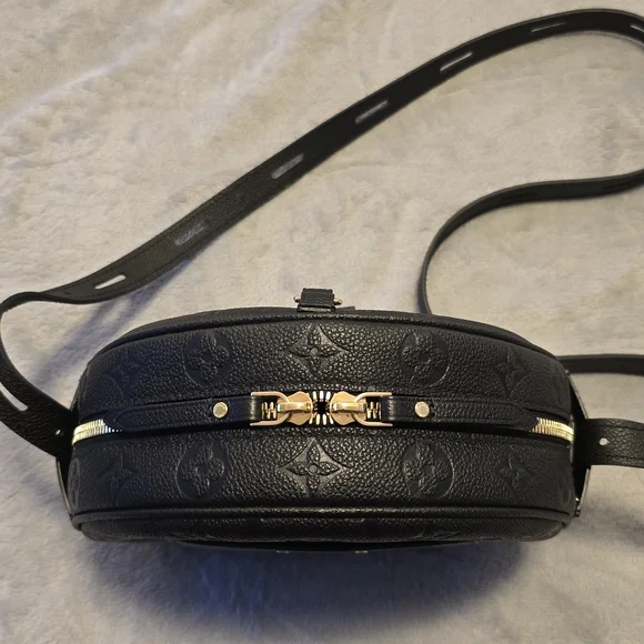 Louis Vuitton Boite Chapeau Souple MM Crossbody Bag - Picture 4 of 17